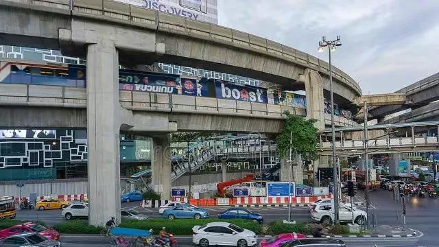 南京光头打人后续：奔驰女拒绝和解，光头哥或坐牢，灰衣男是赢家