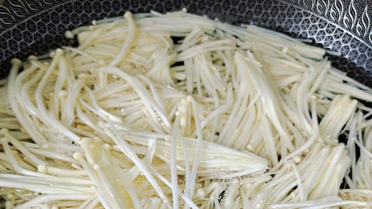 无油低卡，清爽解暑！酸辣金针菇凉拌，让你吃出夏日的清凉！