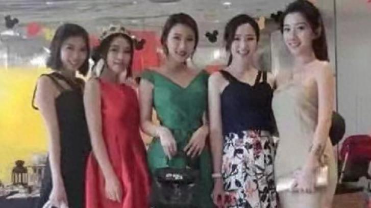 朋友说这张合照里，右边的女孩最好看，但我还是选了穿绿裙子的！
