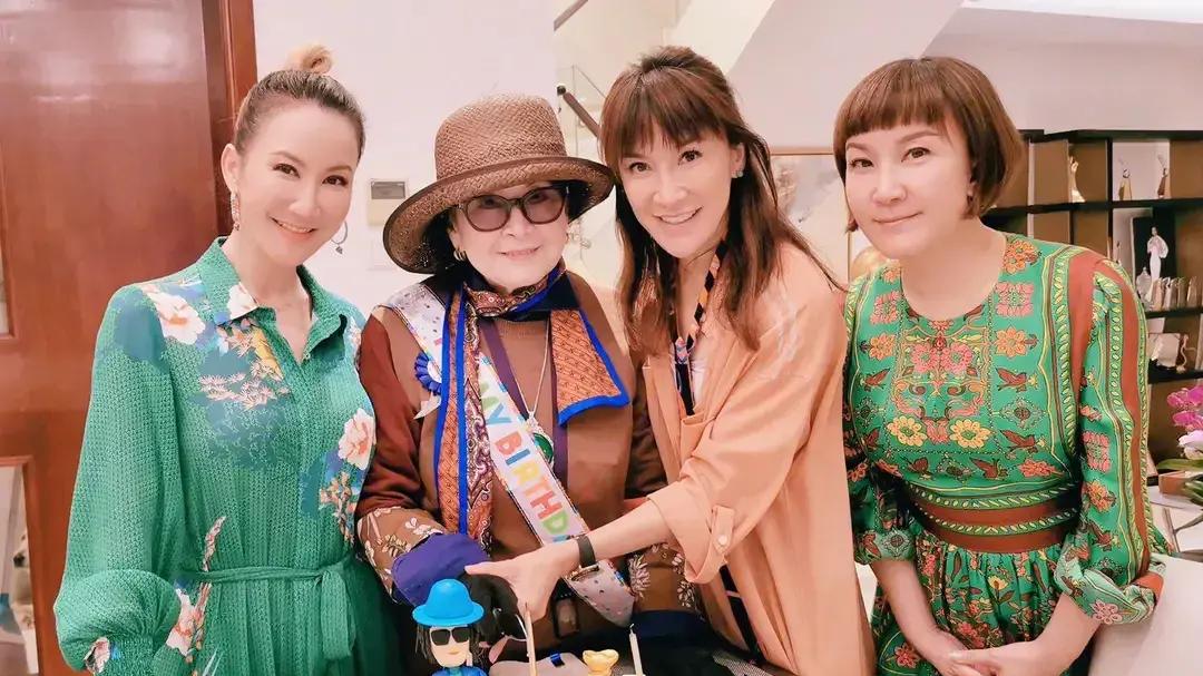 李玟的妈妈是北大的校花，爸爸是海外华人，一家子，颜值都很高