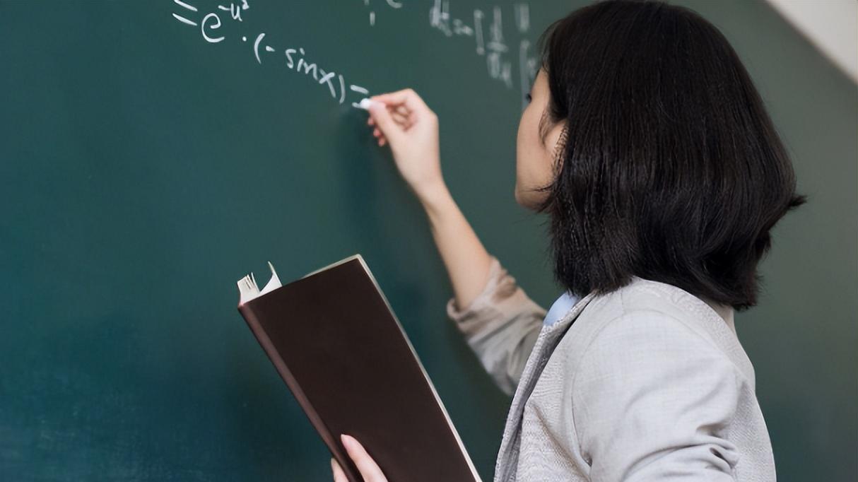 大学老师工资有多高？北大教师晒出工资单，网友看后难以置信