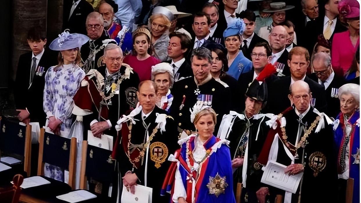 查尔斯加冕前几分钟，他看向坐在第三排的哈里王子，父爱有但不多