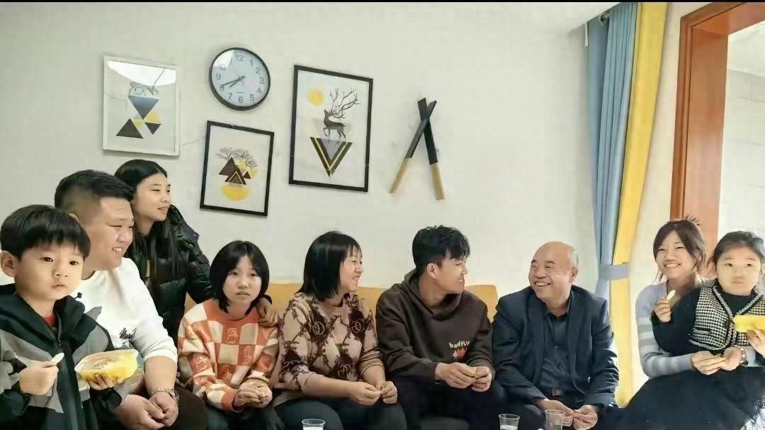 解克峰回公司开会，谢妈妈五点上班，解清帅回四川，全家已经回归了正常