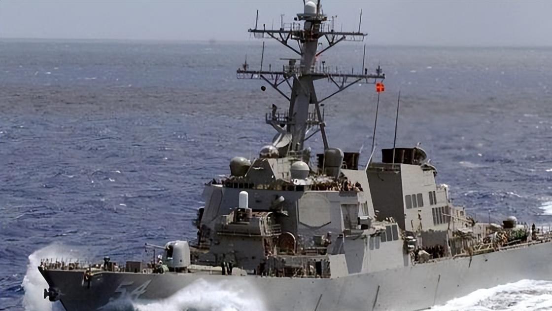 美军不再嚣张，两枚导弹砸在美舰附近，伊朗对美航母发出警告！