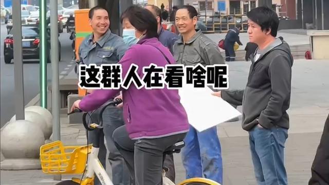 女子冬天穿短裙，在街头大跳拉丁舞，几个大叔看入迷忘记过马路