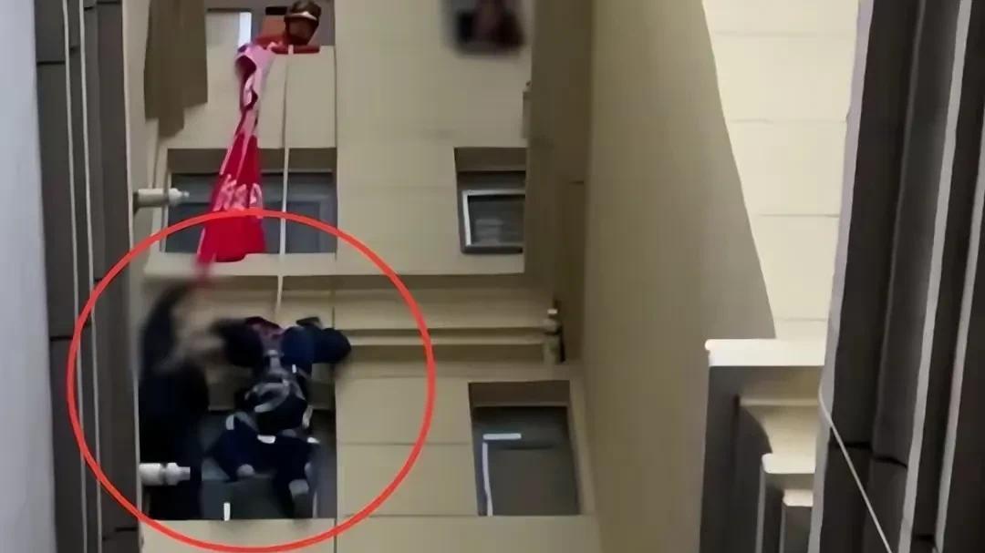 56岁大妈在家中偷情，怕儿子发现，拉床单下楼坠楼身亡