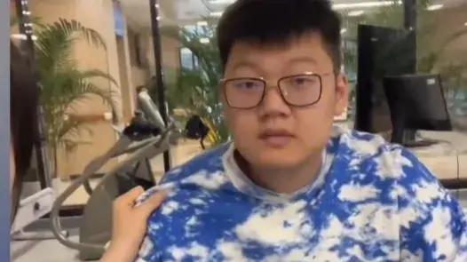 情侣被误认成母子，女子直呼离谱！镜头转到男子，网友：我悟了