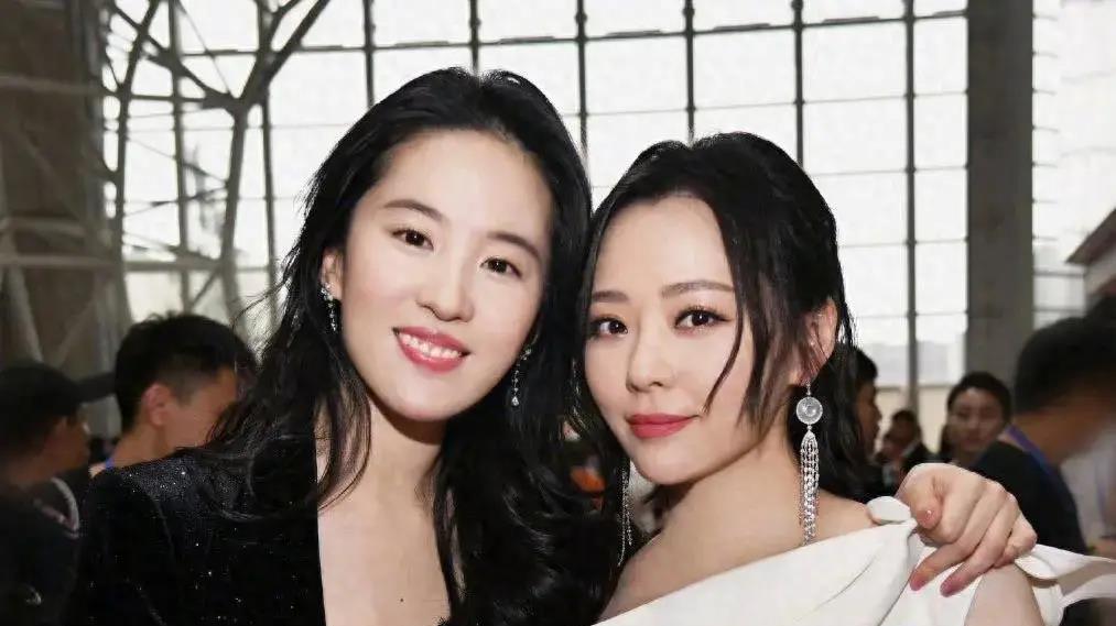 张靓颖刘亦菲六搭上热搜！迪士尼100周年庆，顶峰相见友谊引关注