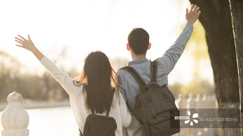 我的恋人，也是我的仇人，他以为我爱他，却不知我只想报仇