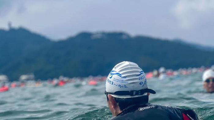 马英九挑战泳渡日月潭成功，比去年快2分钟！