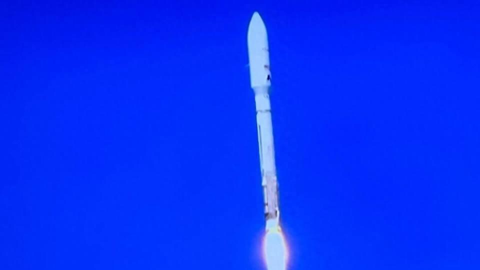 贝索斯发射了第一颗互联网卫星，约会未婚妻庆祝，再跟马斯克较劲