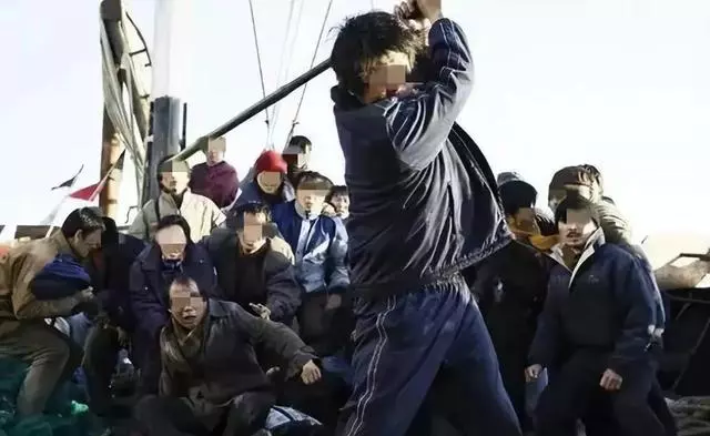 惊！中国渔民被逼下跪后，6名中国人奋起反抗击杀7名韩国人！