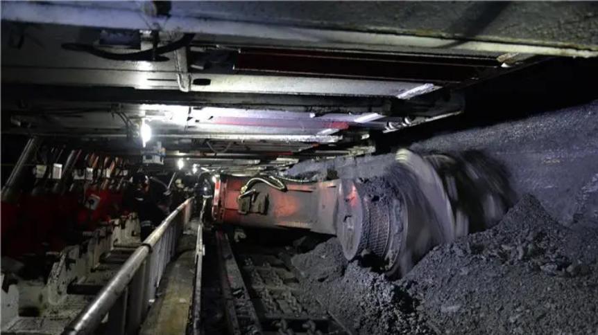 煤矿井下的煤是如何被割下来并运送到地面上的？