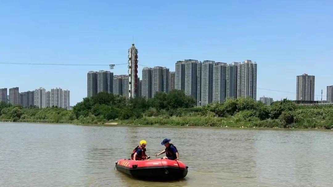 “爸妈都眼瞎吗！”咸阳8个孩子河边玩水1人失踪，网友痛心疾首