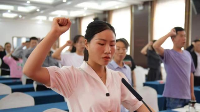 男生公务员上岸提出分手，劝诫女生要提升综合素质，聊天记录曝光