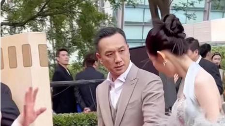 黄觉与张艺凡大堂广众之下牵手，旁边人全看在眼里