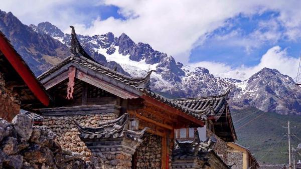 玉龙山下的村落，这就是玉湖村，在这里感受特有不同的风土人情