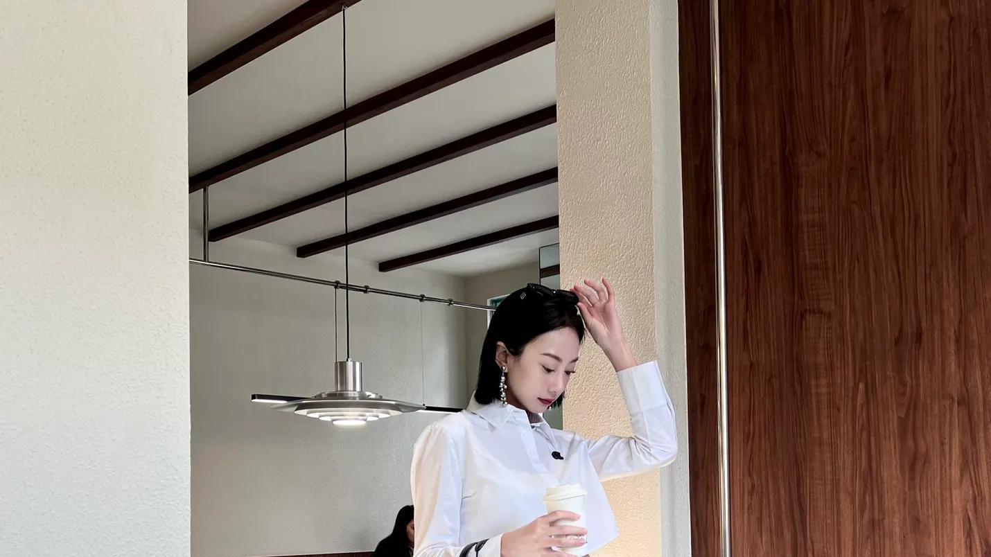 女生的白色连裤袜这样搭，真的是妙不可言