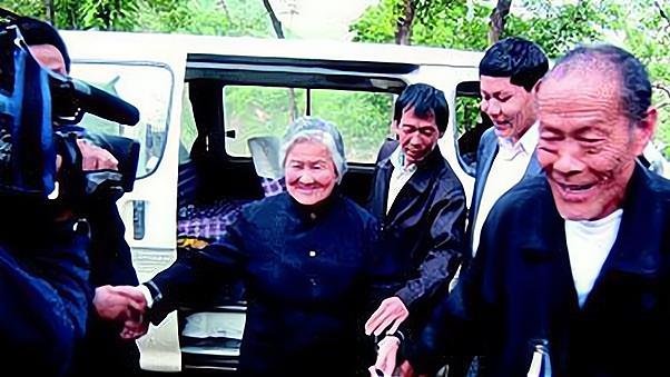 89岁陕西老人临终前拿着照片，揭示了她一生不愿登记户口的实情