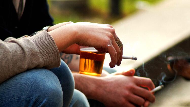 烟酒不沾寿命更短？北大研究：不抽烟、不饮酒可大幅延长国人寿命