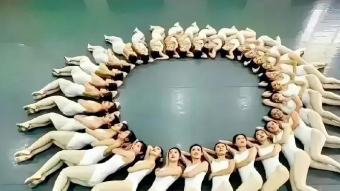 、白珊珊最高光时刻应该莫属于公司20周年庆典表演《千古绝唱》