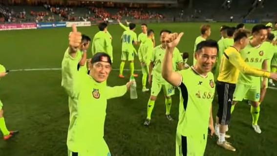 黄日华赛场飙脾气踢踹球员！香港友谊赛惊现“明星风波”