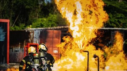 男友在火场牺牲了，法医却说他身上有被虐待的痕迹，作为记者我发誓要查到底……