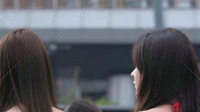 黑色短裤：搭配高跟鞋或运动鞋都很有时尚感