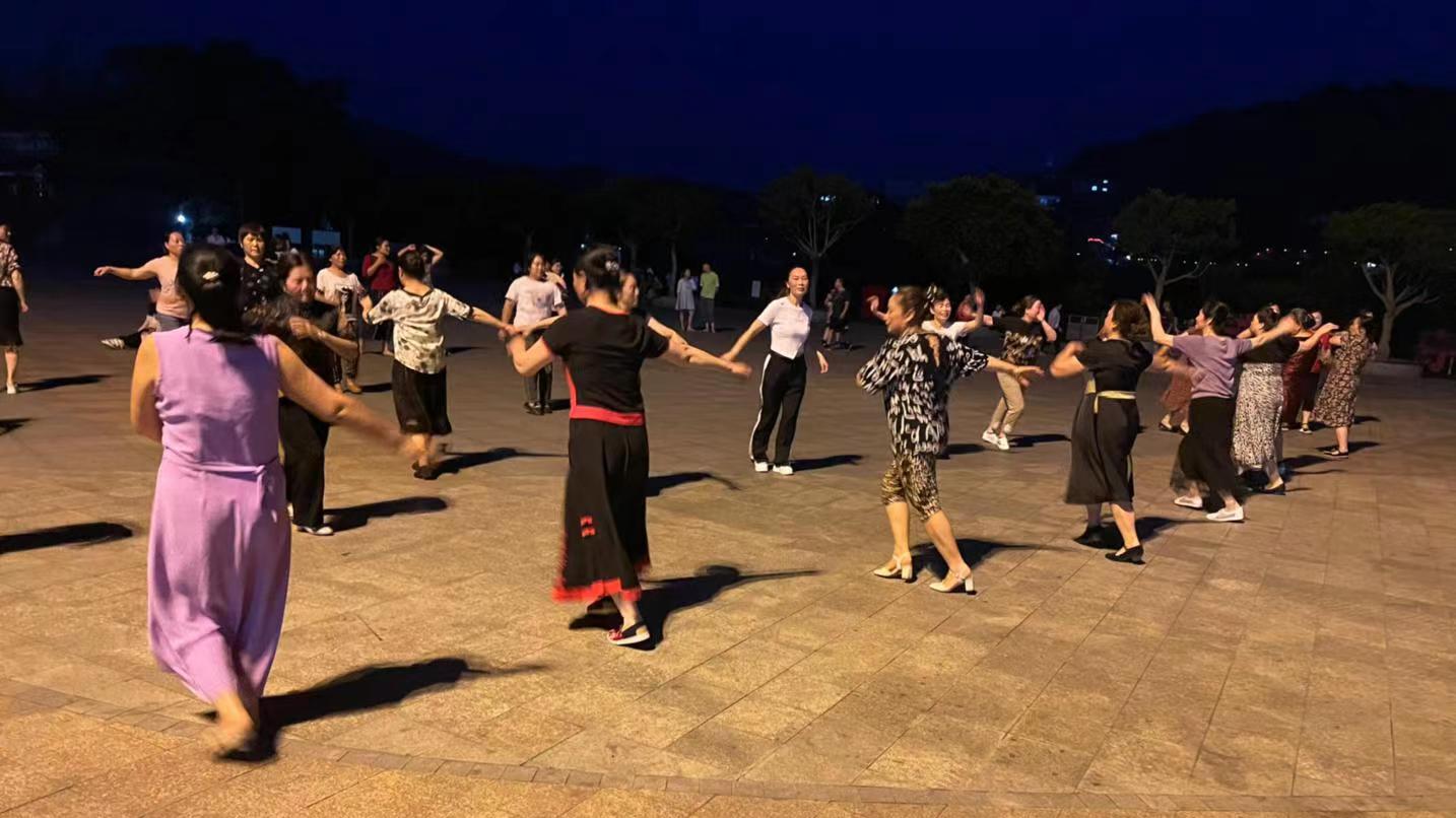 年轻人的魔爪终于伸向了广场舞：一场新文化现象的崛起