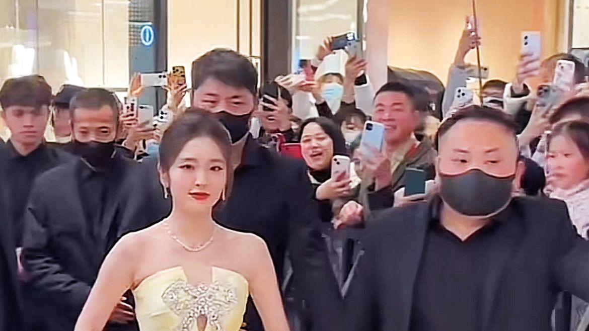 36岁唐艺昕现身无锡，穿露背装展现白皙皮肤，网友：真羡慕张若昀