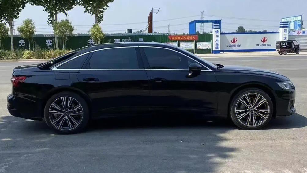 奥迪A6：科技与豪华的完美融合