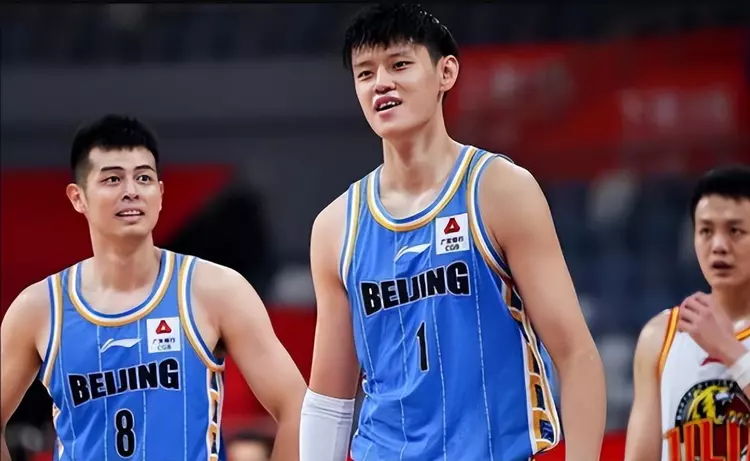 曾凡博女球迷: 保安抢球鞋踩我脚 我理论他掐我脖子把眼镜打到地上