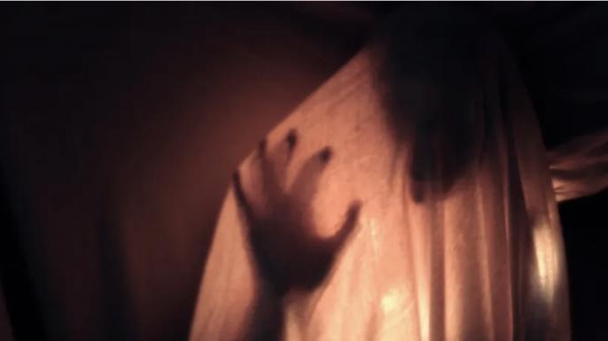 你对舍友起过防备心思吗？舍友偷偷穿我的衣服，还在枕头下藏了写着生辰八字的小人，原来是想借我的命……