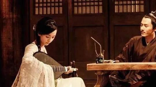 一天，王图来到芳泽阁看到一个被抽打的女子，打眼一瞧不正是他要找的人嘛！