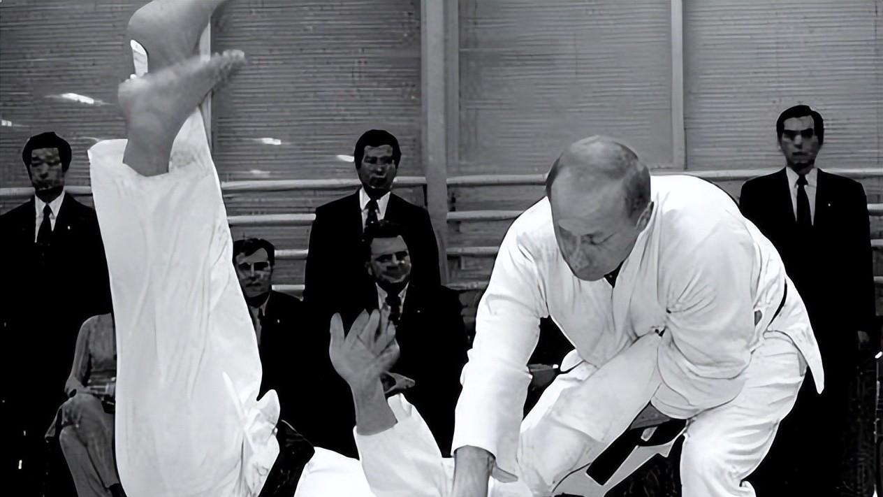 2021年普京谈到中国发展前景时，满脸笑容：中国已是世界的领头羊