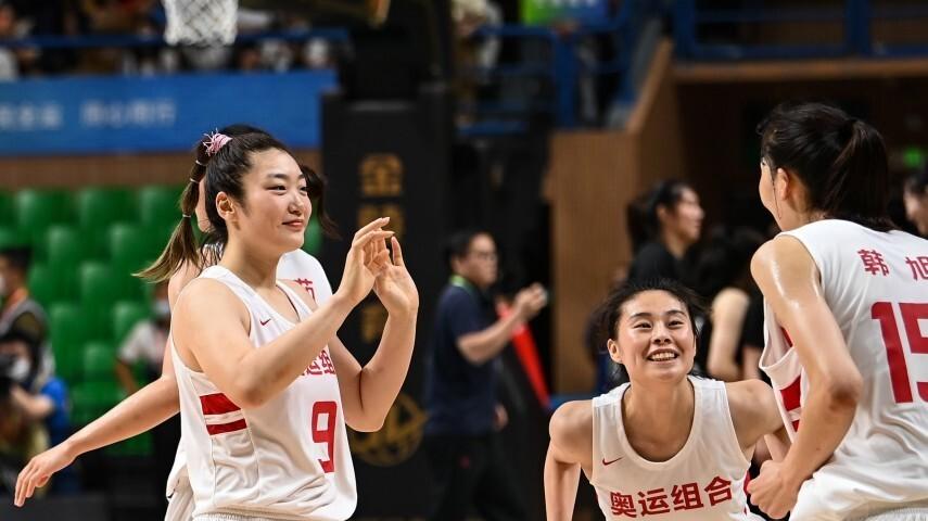 王思雨更新动态，李梦评论区发声调侃队友，引球迷关注
