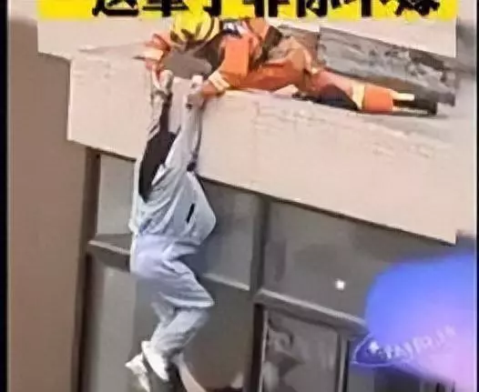 消防员抢救轻生女，意外拉掉其裤子，三个月后，两人结婚了！