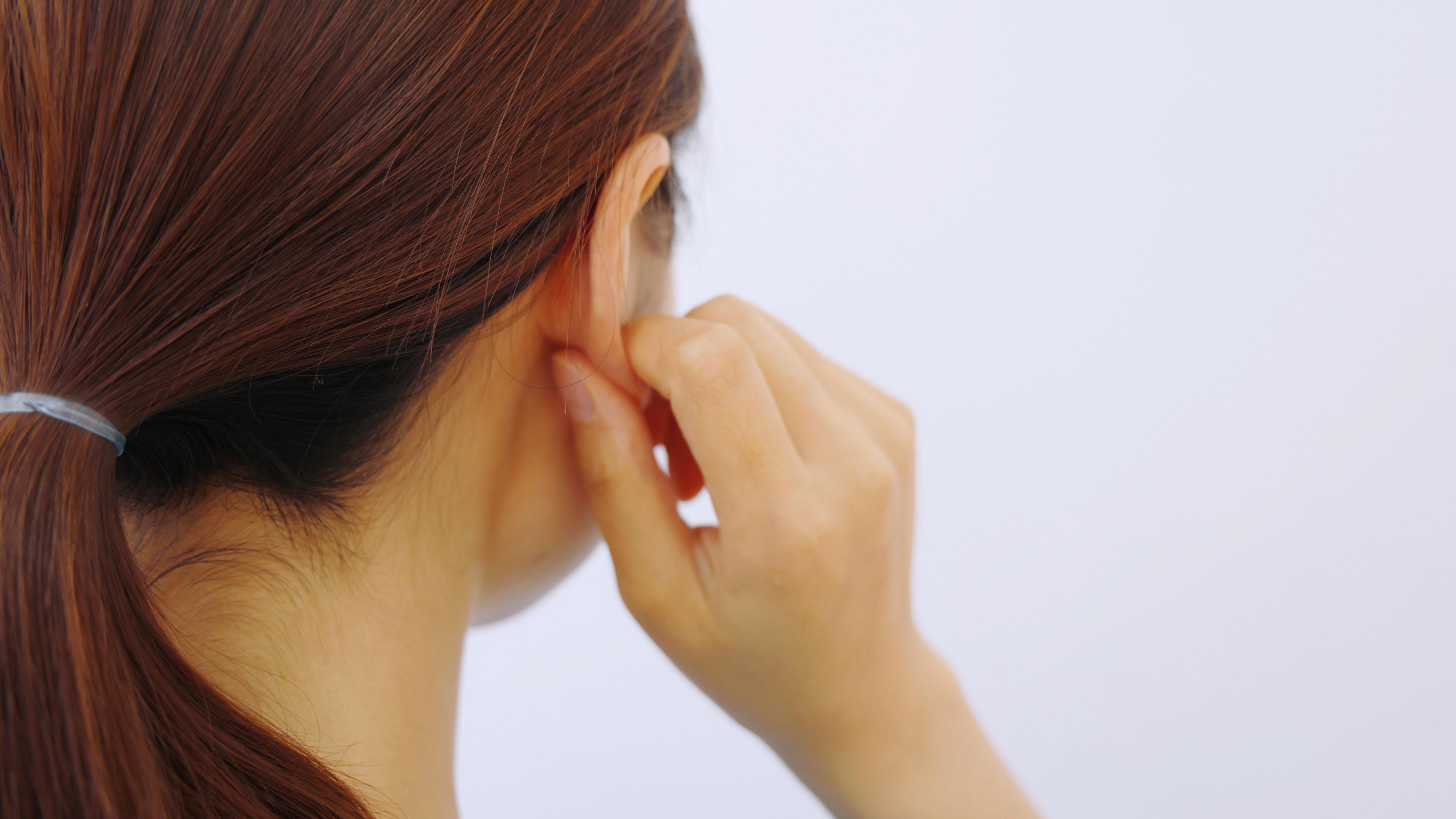 长时间戴耳机，除了损伤听力，还有这些“潜在”的危害，早知早好