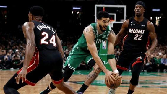 一度领先17分！马丁神兵天降，巴特勒11+5，布朗13中5，绿军悬了！