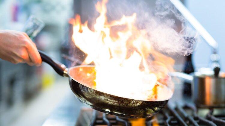 不粘锅涂层有毒还致癌？涂层掉了还能用吗？央视实验告诉你答案