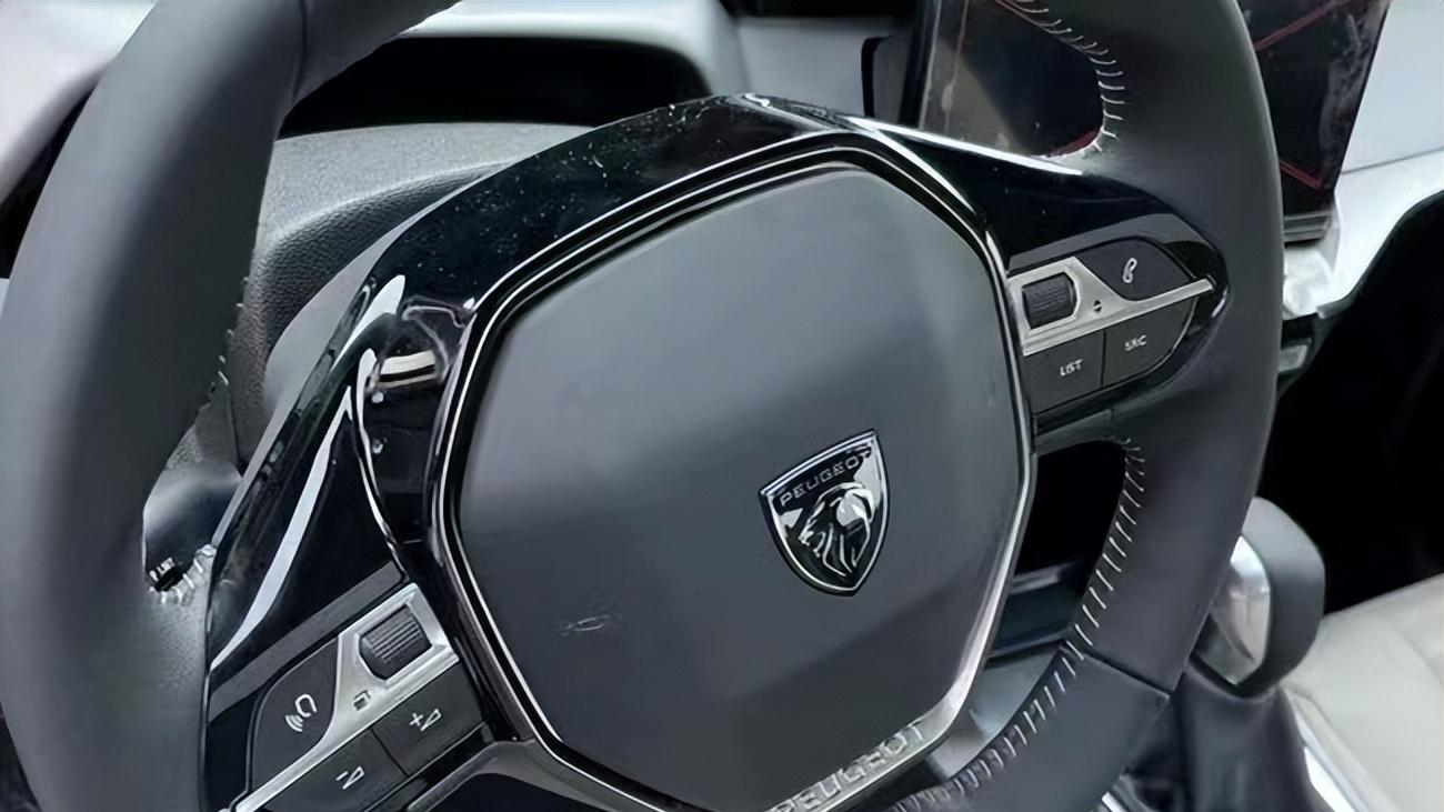 “改头换面”？标致全新408实车曝光，你会放弃/轩逸/雷凌？