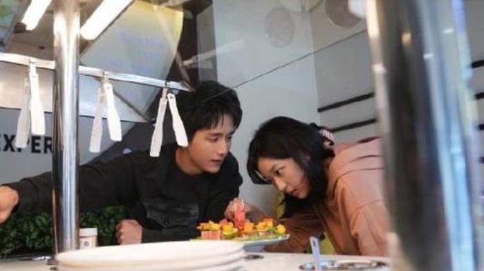 电影《这么多年》，跨越时空的校园爱情，重逢与成长的温暖篇章