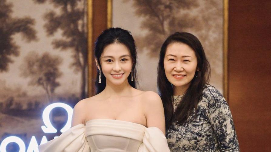 邱淑贞女儿现身晚宴，与外籍男星合影，秀香肩事业线颜值不输妈妈