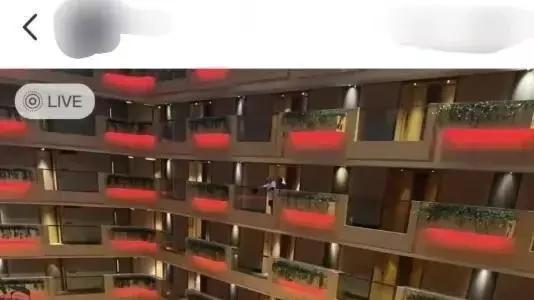 67岁王晶被曝酒店遭性感美女强塞房卡，表情淡定，网友：见过世面