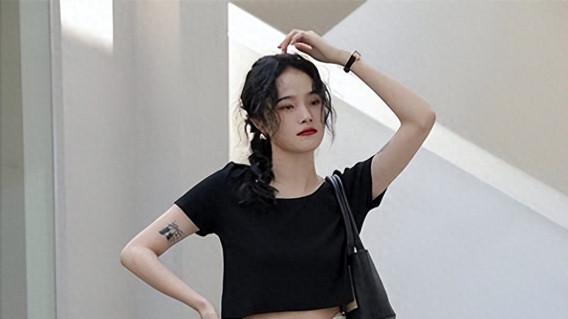为啥T恤搭配半身裙还不过时？有了这几招，还能洋气十年