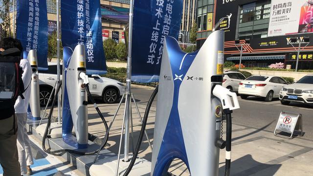 理想豪掷10亿美金建品牌超充站：“卷”完车再“卷”站，车企如何跑赢内卷下半场？