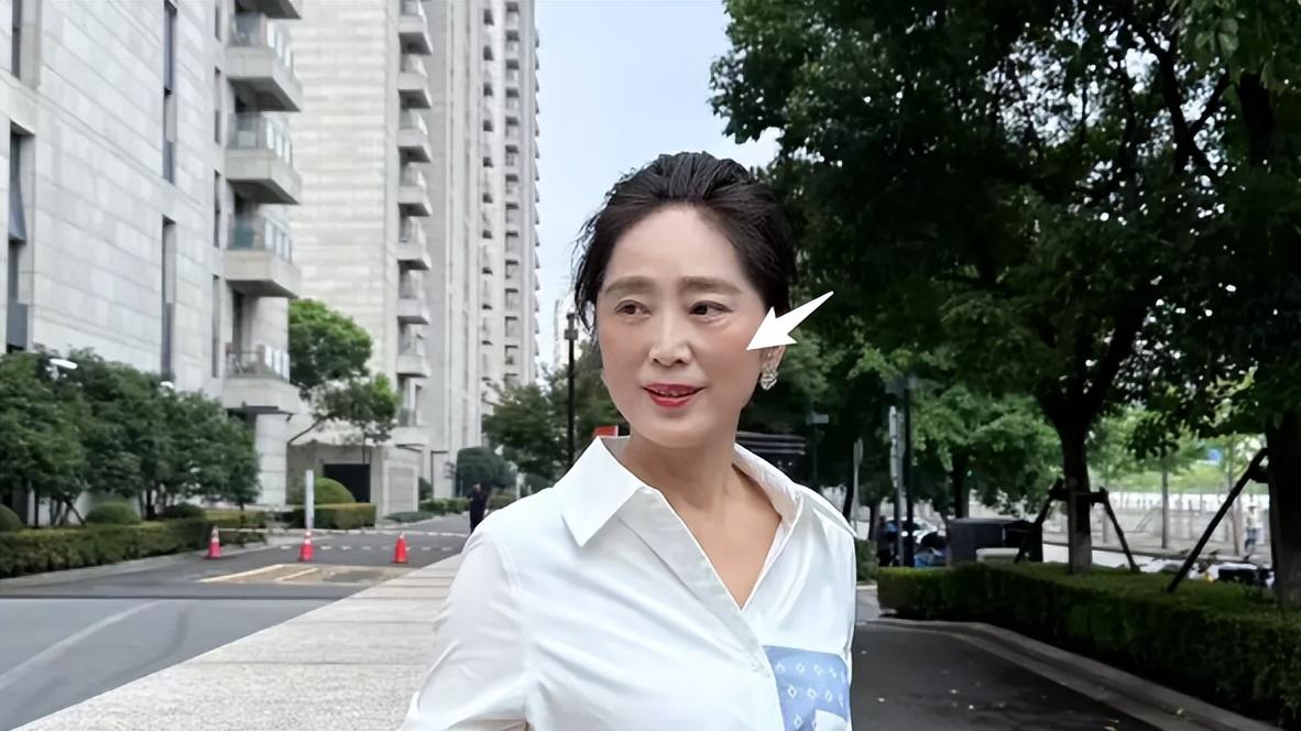 50+黑黄皮妈妈逆袭时尚达人：淡妆遮瑕+身姿挺拔，尤爱极简风长裙