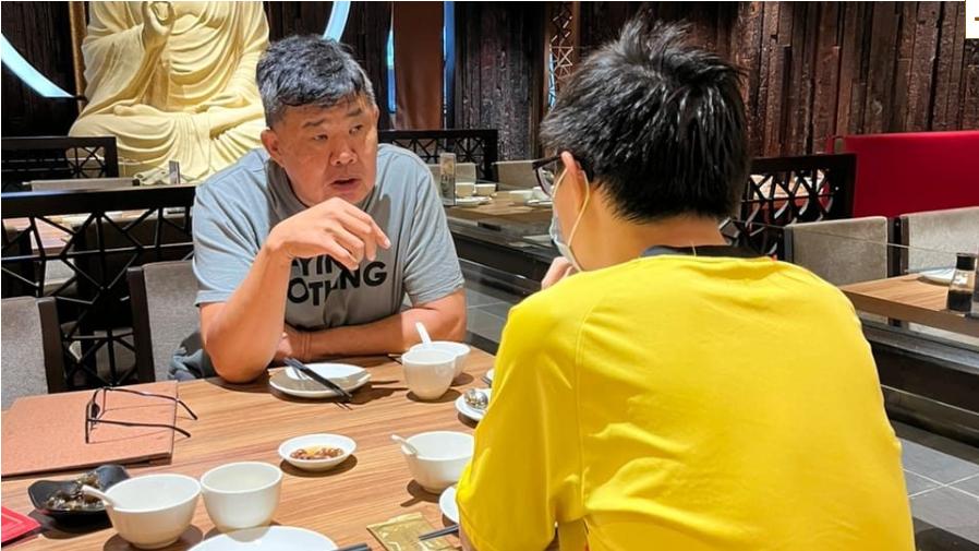 大马华裔穷学生不忍加重父母负担，每晚到快餐店吃剩骨头