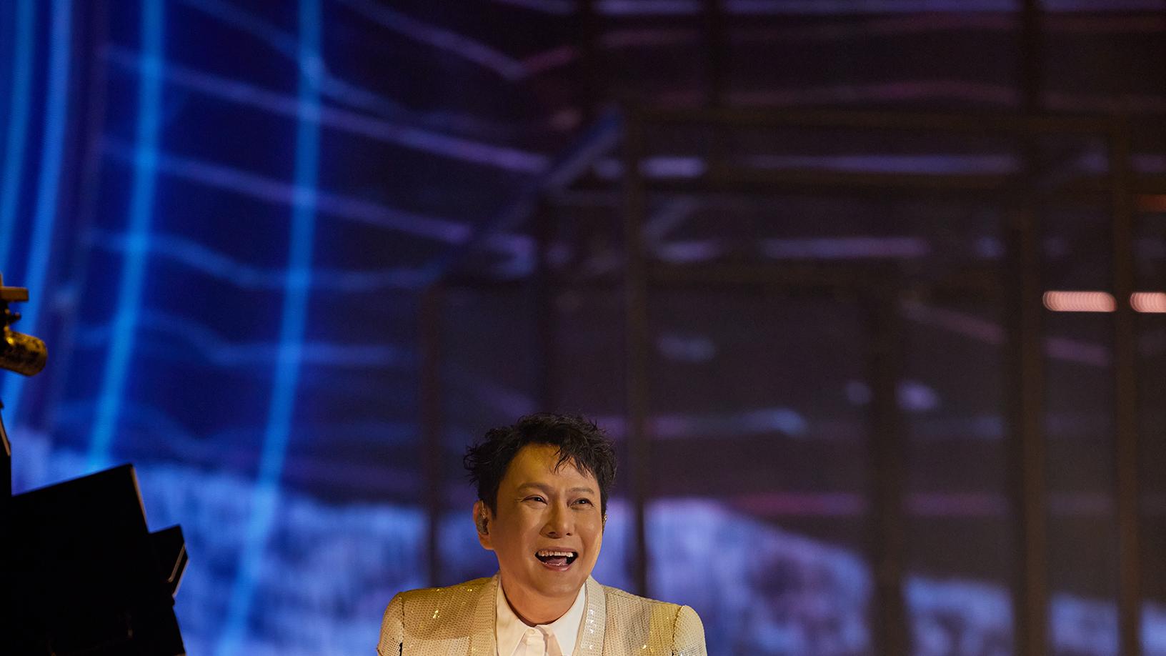 张信哲《别让情两难》伴歌迷迎圣诞，未来式2.0新加坡站圆满结束