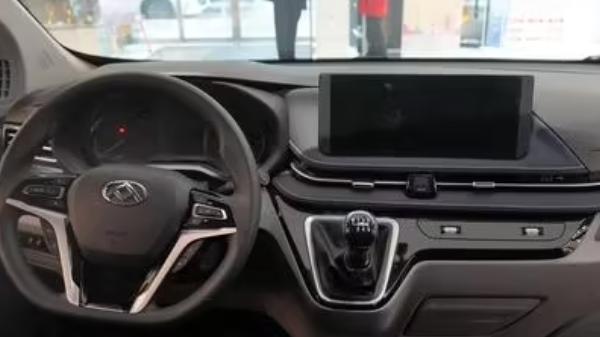 上汽大通MAXUS新途V70，内饰设计以科技感和舒适性为核心，具有领先技术